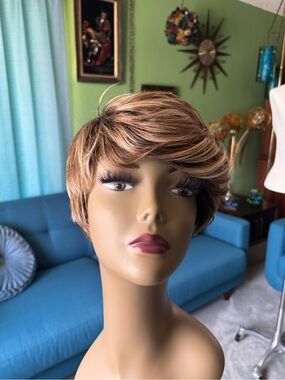 Short Layered Women's Wig in Light Brown with Blonde Highlights
